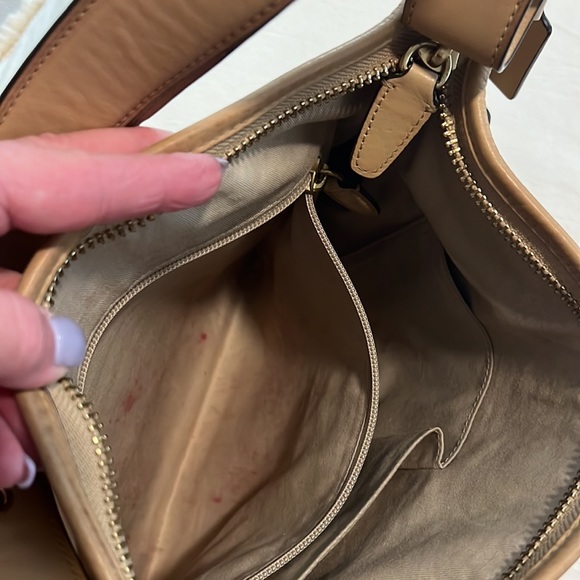 Gorgeous Coach Leather Hobo bag in a camel color. Zip closure, side zip pocket. - Picture 7 of 13